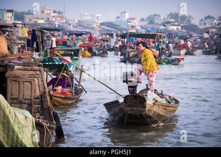 L'activité du matin au marché flottant de Cai Rang sur la rivière Can Tho. Le marché est utilisé par les grossistes de vendre aux vendeurs du marché, qui vendent ensuite directement aux clients. Banque D'Images
