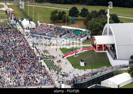 Une vue aérienne de la foule au Phoenix Park de Dublin en tant que Pape Francis assiste à la messe de clôture à la Rencontre Mondiale des Familles, dans le cadre de sa visite en Irlande. Banque D'Images
