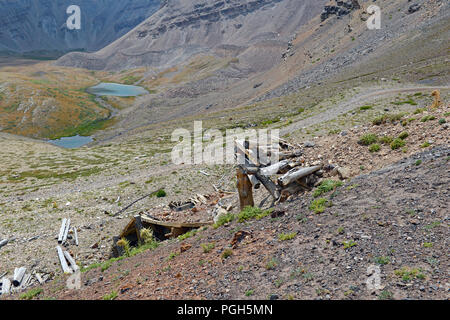 Ruines de la vieille mine et vintage mining log cabin dans les montagnes dans l'ouest des États-Unis qui reflètent les pionniers d'une autre génération Banque D'Images