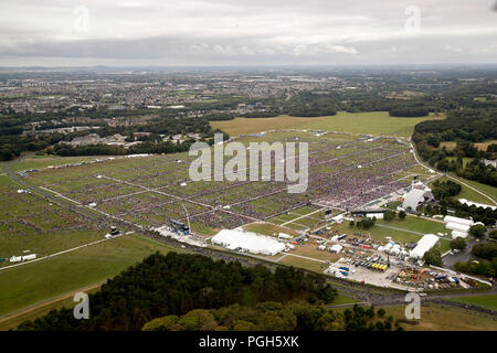 Une vue aérienne de la foule au Phoenix Park de Dublin avant le Pape François assiste à la messe de clôture à la Rencontre Mondiale des Familles, dans le cadre de sa visite en Irlande. Banque D'Images