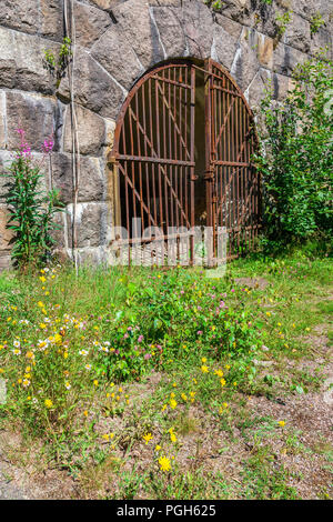 Grande porte de fer dans les remparts Banque D'Images