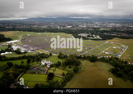 Une vue aérienne de la foule au Phoenix Park de Dublin en tant que Pape Francis assiste à la messe de clôture à la Rencontre Mondiale des Familles, dans le cadre de sa visite en Irlande. Banque D'Images