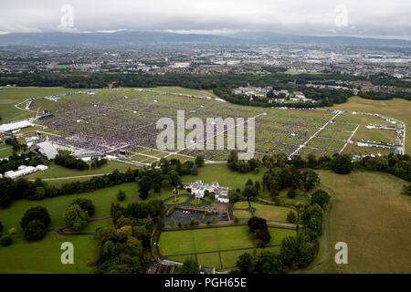 Une vue aérienne de la foule au Phoenix Park de Dublin en tant que Pape Francis assiste à la messe de clôture à la Rencontre Mondiale des Familles, dans le cadre de sa visite en Irlande. Banque D'Images