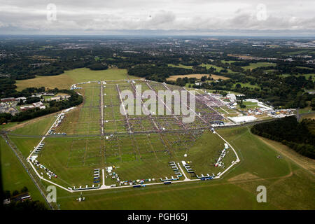 Une vue aérienne de la foule au Phoenix Park de Dublin en tant que Pape Francis assiste à la messe de clôture à la Rencontre Mondiale des Familles, dans le cadre de sa visite en Irlande. Banque D'Images