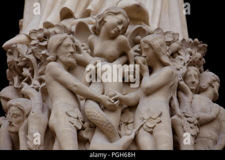 Juin 2011 - détail sur la cathédrale Notre Dame de Paris : façade sculpture de Adame, Eve et la pomme interdite Banque D'Images