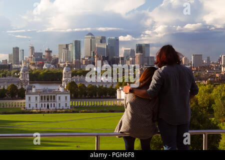 Septembre 2017 - un couple de touristes profiter de la vue de Old Royal Naval College et le quartier des affaires de Canary Wharf à Londres, au Royaume-Uni, du point de vue n Banque D'Images