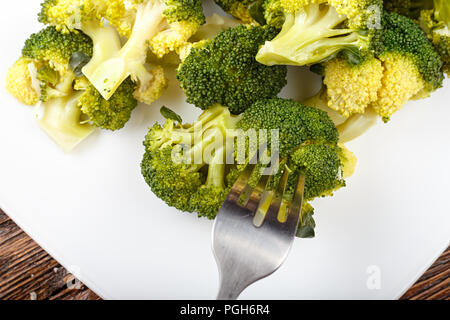 Le Brocoli bouilli sur une plaque, une inflorescence chou sur une fourchette, la saine alimentation, l'alimentation Ducane Banque D'Images