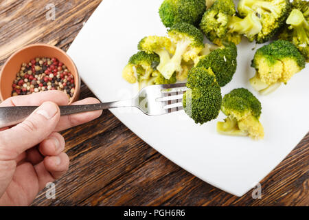 Le Brocoli bouilli sur une plaque, une inflorescence chou sur une fourchette, la saine alimentation, l'alimentation Ducane Banque D'Images