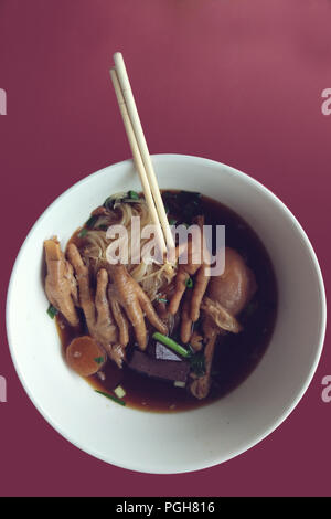 Ailes de poulet braisé avec amer et nouilles Banque D'Images