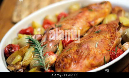 Plateau avec poulet rôti et des pommes de terre Banque D'Images