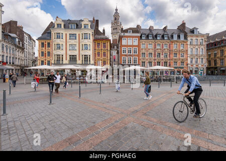 Lille, France - 15 juin 2018 : Les gens qui marchent dans la place du Général de Gaulle, également appelé Grand Place ou place principale. Banque D'Images
