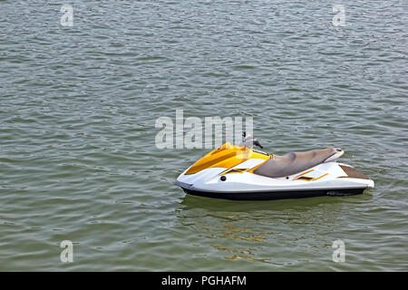 Sea scooter pour manèges touristiques ancrée dans une baie à Dona Paula à Goa, Inde. Banque D'Images