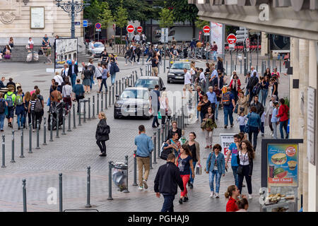 Lille, France - 15 juin 2018 : les piétons circulant sur la Rue des Manneliers rue. Banque D'Images