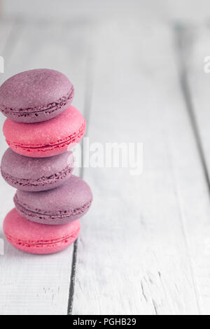 Groupe des macarons faits de fraises, crème glacée, chocolat et les bleuets. Photo rustique. Macro. Banque D'Images