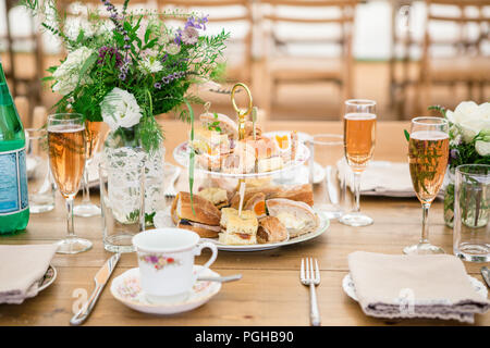 Yorkshire le thé l'après-midi montrant des gâteaux, des sandwiches, fizz et tasses vintage / vaisselle Banque D'Images