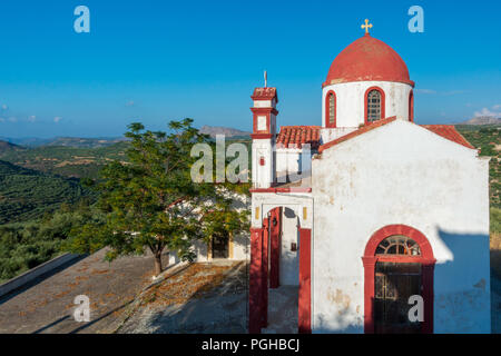 Eglise grecque orthodoxe dans Kalathenes avec vue sur collines du nord-ouest de la Crète Banque D'Images