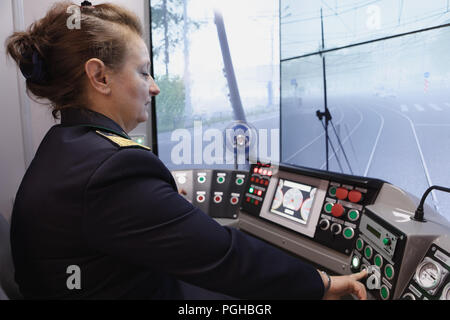 Saint-pétersbourg, Russie - le 23 août 2018 : chef du centre de formation de l'entreprise de transport électrique urbain Victoria Tolstikova dans le tram carte sim Banque D'Images