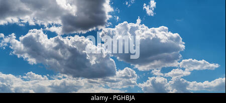Paysage panoramique avec ciel bleu et nuages blancs moelleux. Scenic sunlit cloudscape et azure ciel en arrière-plan. Jour d'été ensoleillé. Climat, météo. Banque D'Images