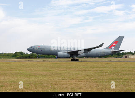 La British Royal Air Force avion de ravitaillement et des avions de transport, l'Airbus A330 décolle de voyager après la RAF Fairford RIAT Banque D'Images