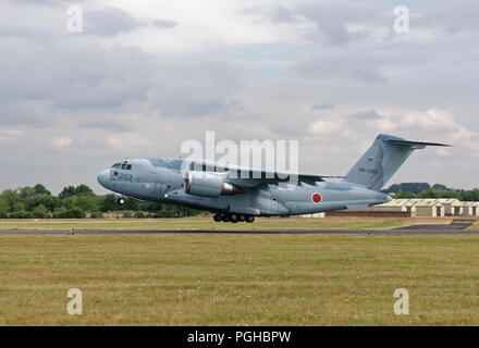 L'Auto-défense de l'air japonaise de neuf avions de transport militaire, la Kawasaki C-2 twinjet décolle du RAF Fairford après l'RIAT Banque D'Images