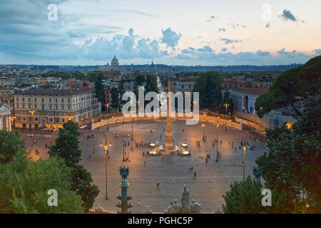 Rome, Italie - 13 août 2018 : vue aérienne des personnes marchant sur la Piazza del Popolo le soir. Aujourd'hui, vue sur la piazza conçue dans un style néoclassique Banque D'Images