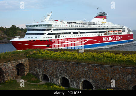 Helsinki, Finlande - le 11 juin 2018 : Cruiseferry Viking XPRS de Viking Line aller au port d'Helsinki, près de la forteresse de Suomenlinna. L'UNES est de Suomenlinna Banque D'Images