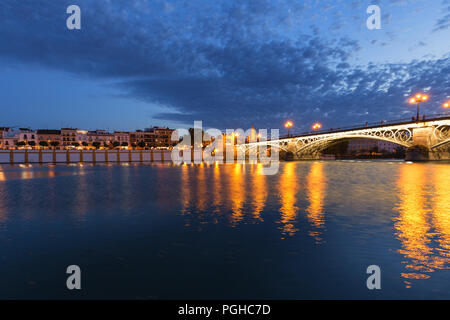 Nuit à Séville, Espagne / Vue panoramique sur la vieille ville un pont historique Banque D'Images