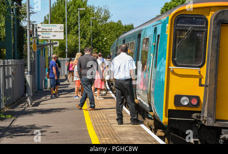 Les passagers qui quittent et embarquent dans un train à Llantwit Major gare dans la vallée de Glamorgan, Pays de Galles. Banque D'Images