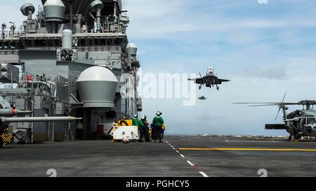 Océan Pacifique - Un F-35B Lightning II de Marine Fighter Attack Squadron 211, 13e Marine Expeditionary Unit (MEU), des terres à bord de la classe Wasp-navire d'assaut amphibie USS Essex (DG 2), lors d'un déploiement prévu de la Essex Groupe amphibie (ARG) et la 13e MEU, le 24 juillet 2018. L'Essex ARG/MEU est une équipe solide, souple, réactive et cohérente capable de la guerre de manœuvre dans tous les domaines, il est équipé et évolutive pour répondre à n'importe quelle crise de l'aide humanitaire et des secours aux opérations de contingence. L'Essex et ARG 13e MEU est le premier co Banque D'Images