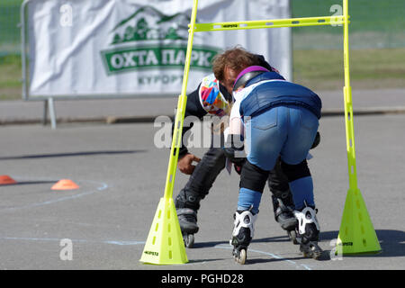 Saint-pétersbourg, Russie - 30 mai 2018 : enfant handicapé avec le soutien participe à l'instructeur de rêves concours commence.rouleaux. 32 désactiver Banque D'Images