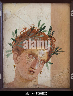 Tête féminine dépeinte dans le fragment de la fresque romaine de Herculanum (1-79 MA), maintenant exposée dans le Musée Archéologique National (Museo Archeologico Nazionale di Napoli) à Naples, Campanie, Italie. Fragment d'un panneau illustrant une scène qui, sur la base de la présence d'une guirlande d'olives, était probablement du sacrifice. La position de la tête et l'ombre de l'éléments architecturaux s'appuie l'un de penser à la représentation de l'arrivée de Jason à Alexandria. Banque D'Images