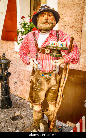 Sculpture en bois d'un vieil homme dans un magasin à l'extérieur lederhosen Rattenburg, Autriche Banque D'Images