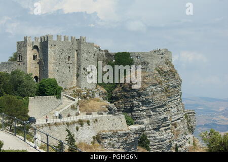 Italie, Sicile, le Castelo di Venere perché sur une falaise dans la belle ville historique d'Erice. Banque D'Images