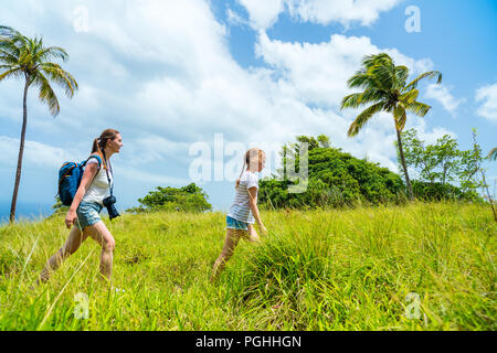 Famille de mère et fille en randonnée sur l'île tropicale au jour d'été Banque D'Images