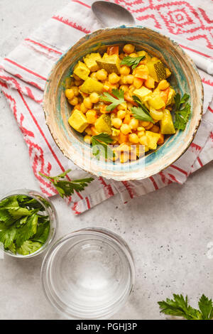 Curry de pois chiches vegan légumes avec le lait de coco et la coriandre. Concept de l'alimentation propre. Banque D'Images