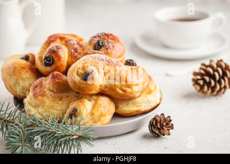 Noël suédois traditionnel (petits pains au safran ou lussebulle lussekatt). Noël suédois. Fond blanc, décoration de Noël. Banque D'Images