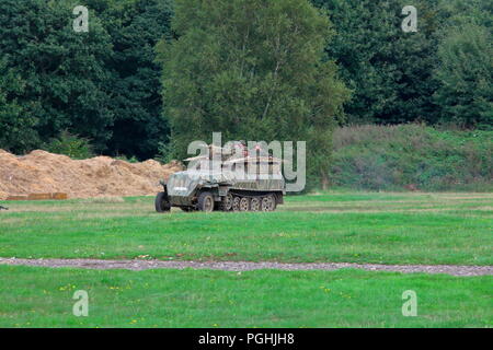 Une moitié suivi de guerre de l'armée allemande pleine de re reconstituteurs prenant part à une reprise d'un combat de guerre historique. Banque D'Images