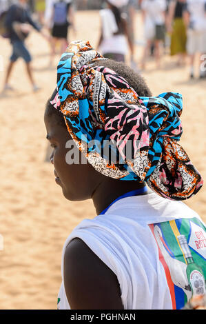 OUIDAH, BÉNIN - Jan 10, 2017 : femme béninoise non identifiés en foulard à la voodoo festival, qui est célébré anuellement, Janvier 10th. Banque D'Images