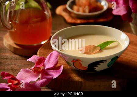 Tau Huay ou Douhua, le tofu mou au lait avec de l'eau sucrée, dans coq crockeries Banque D'Images