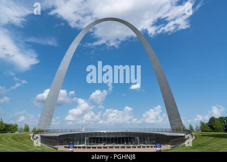 ST LOUIS, MO - 19 juin 2018 : St Louis Gateway Arch et centre d'information dans le Missouri against a blue sky Banque D'Images