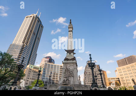 INDIANAPOLIS, IN - le 18 juin 2018 : Monument aux soldats et marins situé dans le quartier historique du Monument Circle de Indianapolis, Indiana Banque D'Images