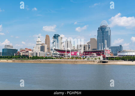 CINCINNATI, OH - le 18 juin 2018 : Cincinnati, Ohio skyline avec le Great American Ball Park, domicile de l'équipe de baseball des Reds de Cincinnati Banque D'Images