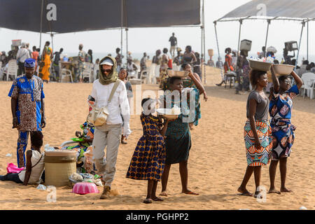 OUIDAH, BÉNIN - Jan 10, 2017 : les femmes béninoises non identifiés avec le festival vaudou des bassins, ce qui est célébré anuellement, Janvier 10th. Banque D'Images