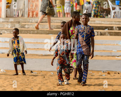 OUIDAH, BÉNIN - Jan 10, 2017 enfants béninois non identifié : promenade au festival vaudou, qui est célébré anuellement, Janvier 10th. Banque D'Images
