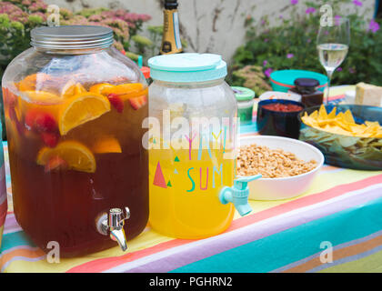 Outdoor party buffet - distributeurs de boissons et de la limonade, de la nourriture, des collations Banque D'Images