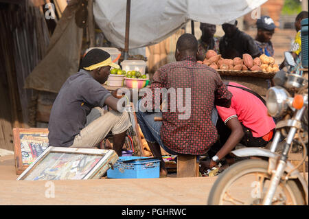 OUIDAH, BÉNIN - 10/01/2017 non identifié : s'asseoir sur les hommes béninois street. Bénin Les gens souffrent de la pauvreté en raison de la mauvaise économie Banque D'Images