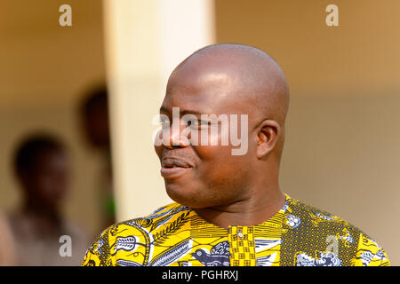 OUIDAH, BÉNIN - 10/01/2017 : homme sourit béninois non identifiés dans la rue. Bénin Les gens souffrent de la pauvreté en raison de la mauvaise économie Banque D'Images