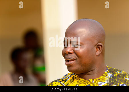 OUIDAH, BÉNIN - 10/01/2017 : homme sourit béninois non identifiés dans la rue. Bénin Les gens souffrent de la pauvreté en raison de la mauvaise économie Banque D'Images
