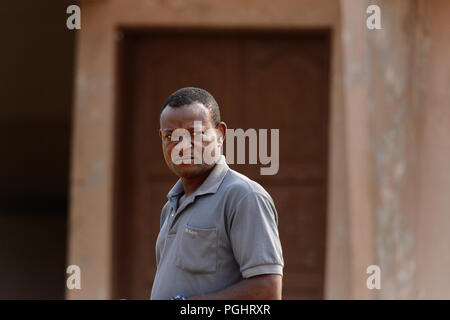 OUIDAH, BÉNIN - 10/01/2017 : homme frawns béninois non identifiés dans la rue. Bénin Les gens souffrent de la pauvreté en raison de la mauvaise économie Banque D'Images