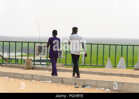 OUIDAH, BÉNIN - Jan 10, 2017 : béninois non identifiés les hommes à pied dans la rue. Bénin Les gens souffrent de la pauvreté en raison de la mauvaise économie Banque D'Images